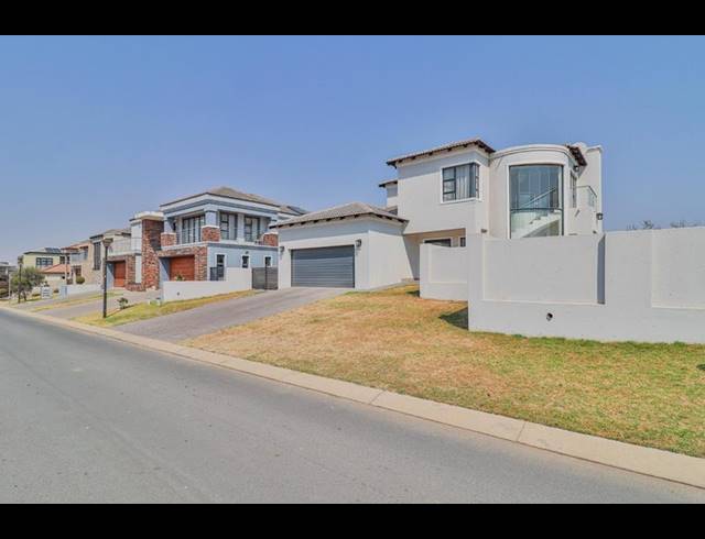 4 BEDROOM HOUSE FOR SALE IN BLUE VALLEY GOLF ESTATE